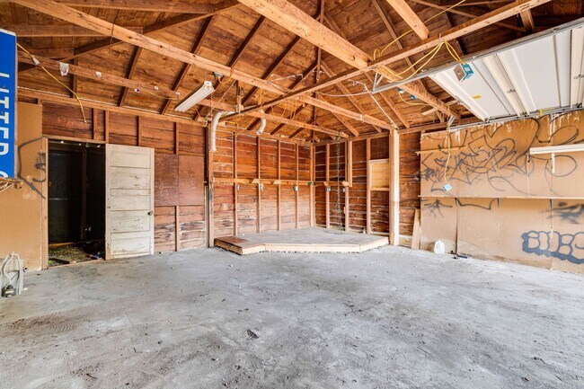 Building Photo - Urban Farmhouse - 2BD/2BA - Work Shop - Hu...