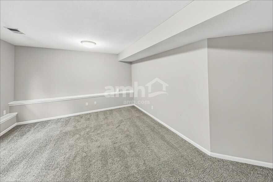 Building Photo - 2105 SW Eyrie Rd
