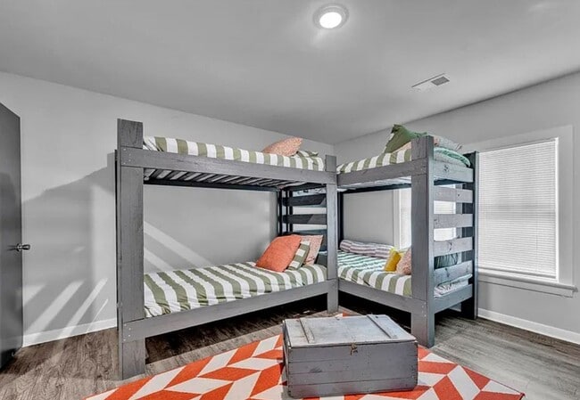 Building Photo - 4 bedroom 2 Bath - Available Now on Main A...