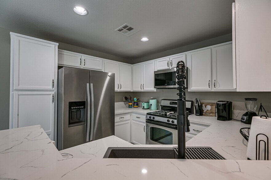 Building Photo - 7252 Quarterhorse Ln