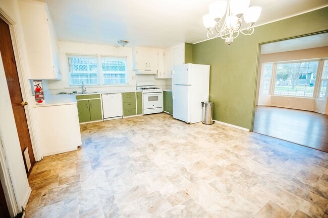 Building Photo - Spacious 4-bedroom, 2-bath single-family home located in a desirable Eureka neighborhood near Hen...