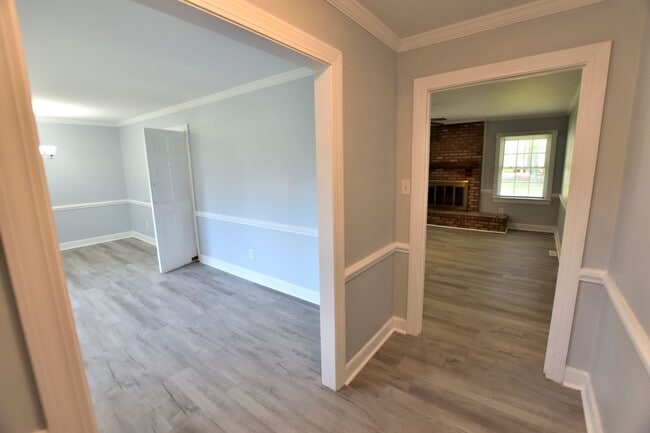 Building Photo - 1640 Bridgedale Dr