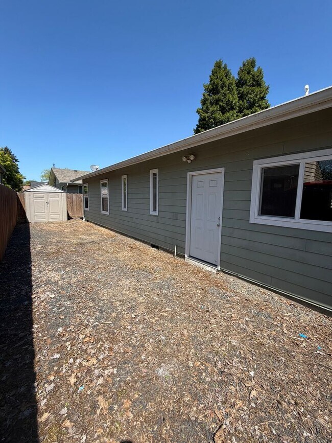 Building Photo - Beautiful 2 Bedroom on a Large Corner Lot!