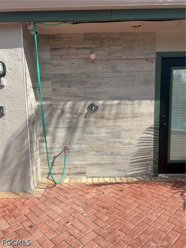 Building Photo - 2835 Winkler Ave