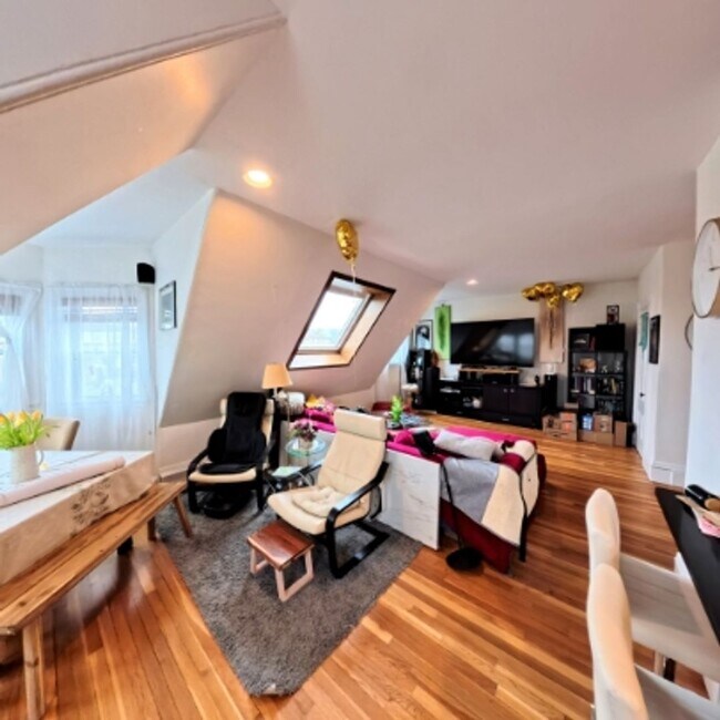 Building Photo - Large Unit in brookline Village, In-Unit Washer and Dryer, One Parking Space is Included