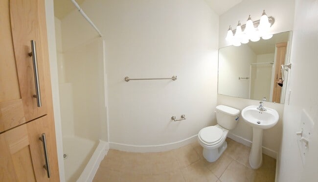 Building Photo - 2 bed, 2.5 bath townhome in Lincoln Park