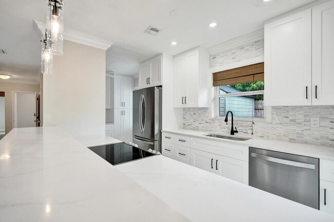 Building Photo - 1145 NE 12th Ave