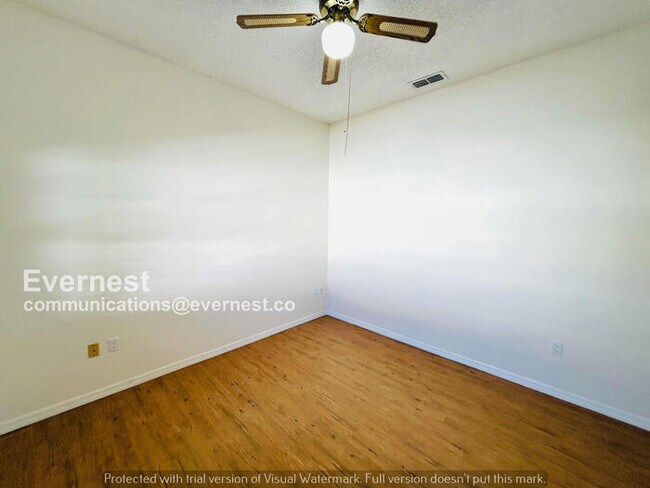 Building Photo - 6 Bed/4 Bath Home with Garage / Pet-Friendly / Available Now!