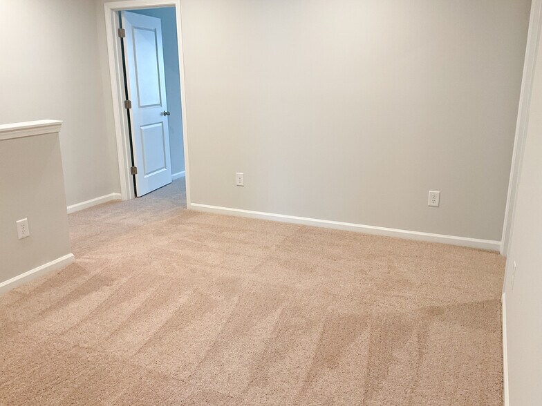 Building Photo - 495 Crown Dr