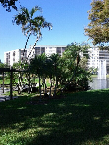 Building Photo - 2306 S Cypress Bend Dr