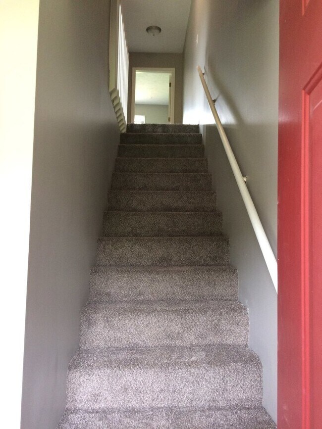 Building Photo - 3 bedroom, 1.5 bath town home located on B...
