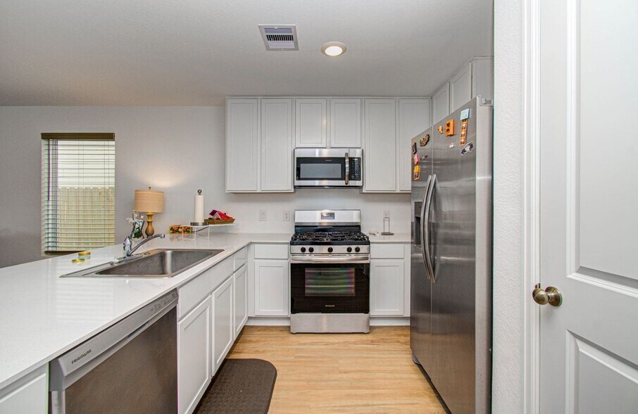 Building Photo - 21575 Carosella Dr