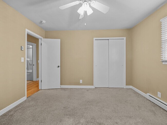 Building Photo - Spacious 2 bedroom 1.5 bathroom home in th...