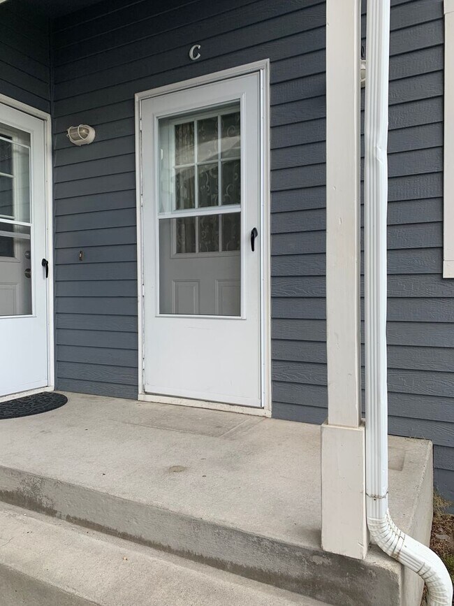 Building Photo - Split Level - 2 Bed - 1 Bath - Lolo Condo