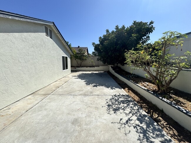 Building Photo - 916 Avenida Ysidora