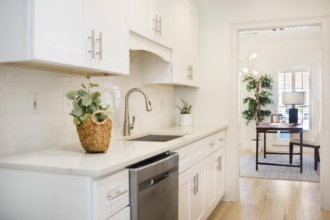Building Photo - 305 Ansley Villa Dr NE