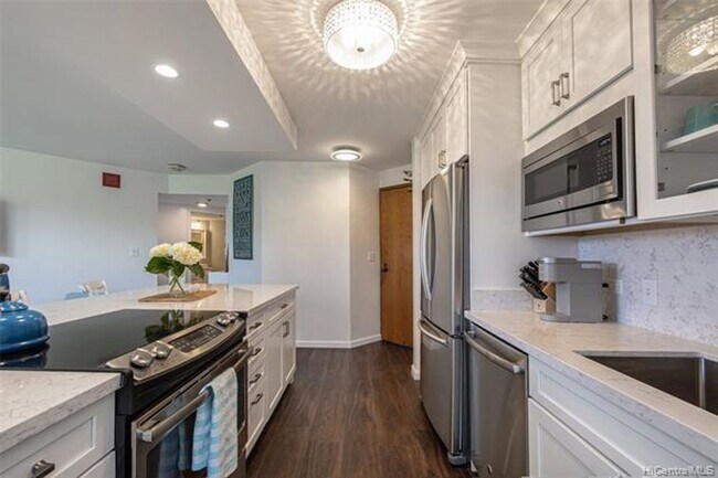 Building Photo - 1 bedroom, den with murphy bed, 1 cov parking, tropical grounds with pool, tennis courts +++++++