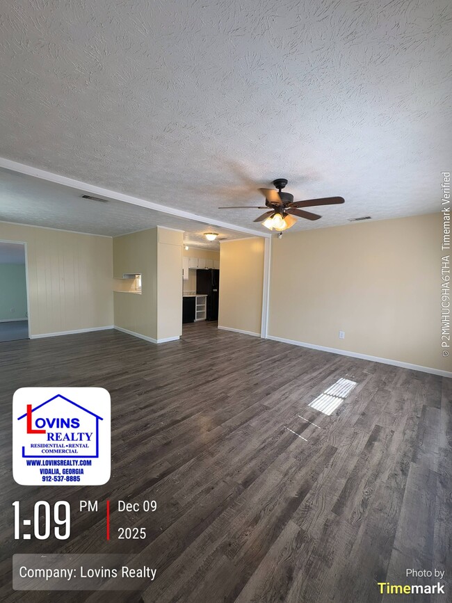 Building Photo - 2106 N Maple Dr