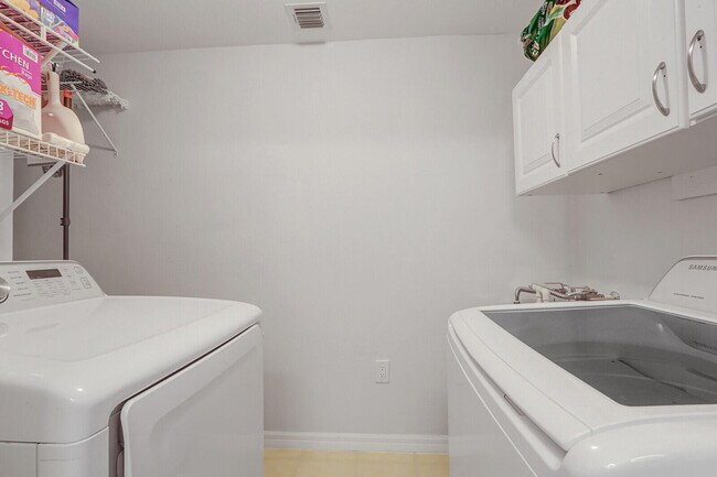 Building Photo - 2803 Sarento Pl