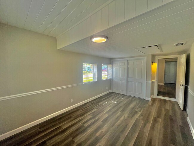 Building Photo - 3 Bed, 2 Bath DeBary Home with Modern Upda...