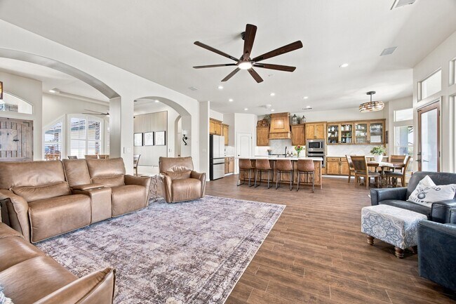 Building Photo - 14728 Redwood Springs Dr