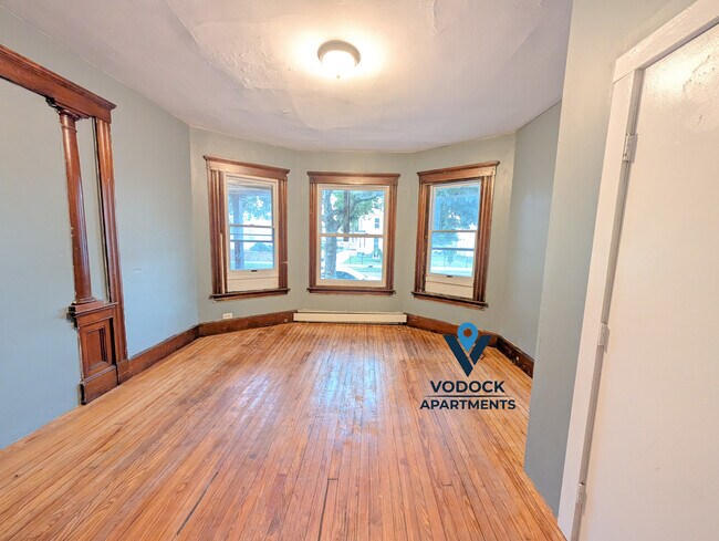 Building Photo - 582 Ferry St