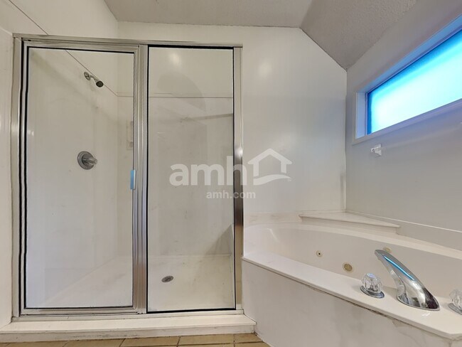 Building Photo - 6145 Sandbourne E