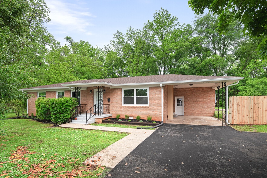 Primary Photo - 101 Arnold Ln