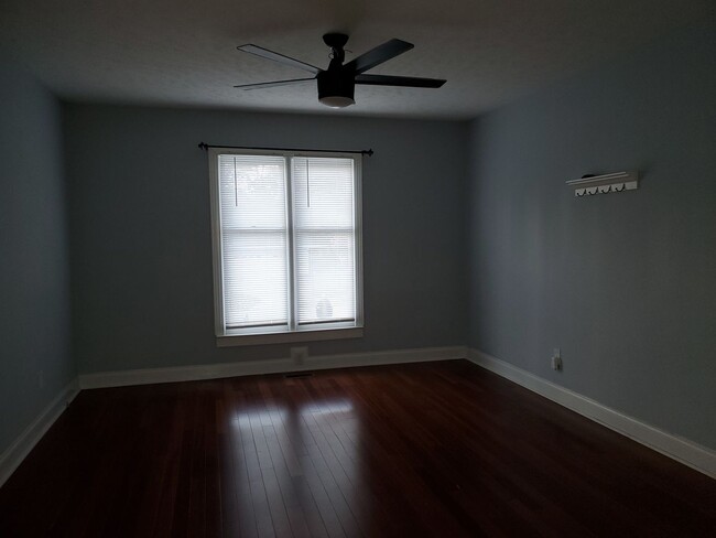 Building Photo - Beautiful contemporary home with high ceil...