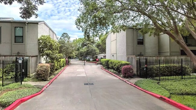 Building Photo - 5711 Sugar Hill Dr