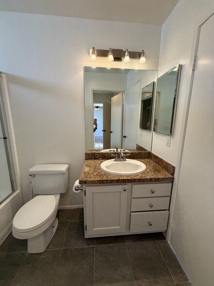 upstairs bathroom - 10330 Riverside Dr