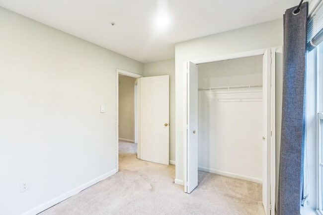Building Photo - Bright & Spacious 3BR Townhome with Garage...