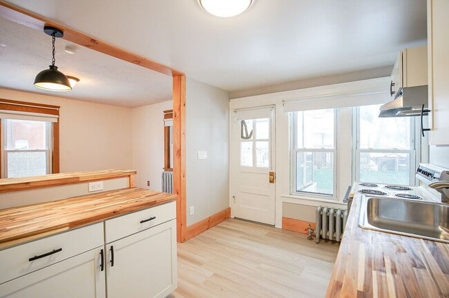 Building Photo - 42 Montgomery St