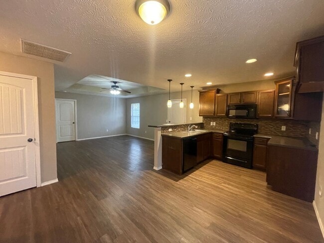 Building Photo - 3 Bedroom in Ozark!