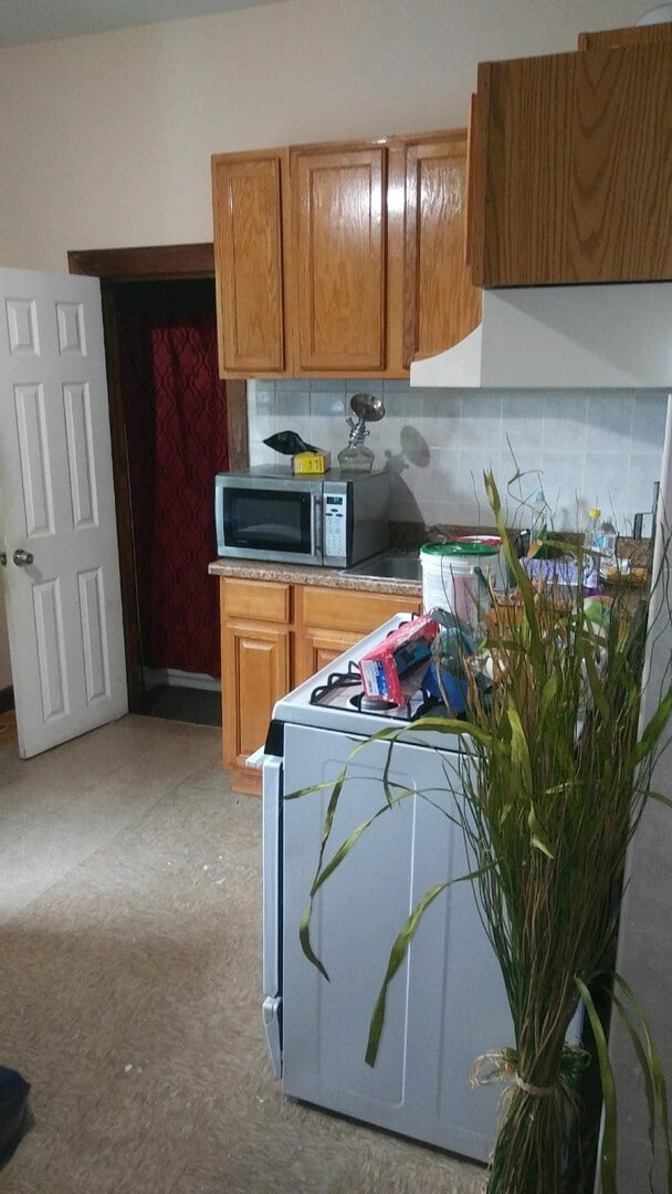 Building Photo - Modernized 3 Bedroom, Shared Yard, Lots of...