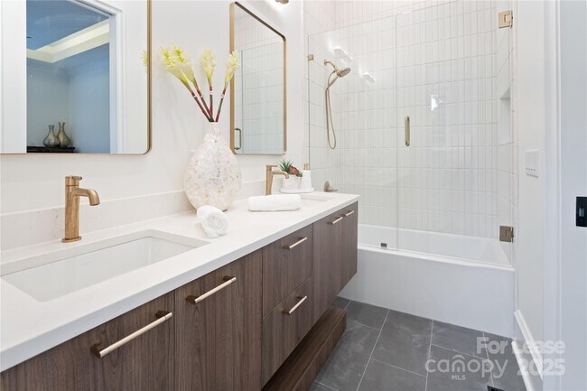 Building Photo - 705 S Torrence St