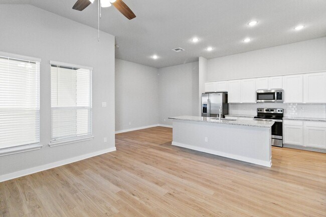 Building Photo - Luxury 4/2.5  Duplex in Buda TX!