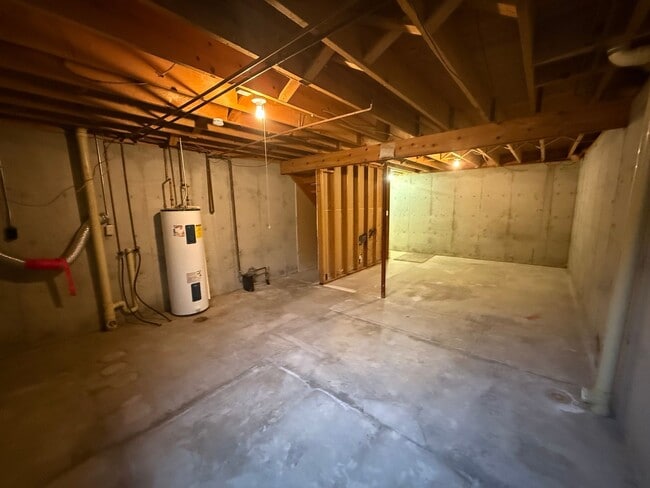 Building Photo - Two bedroom, one and half bathroom, modernly updated townhome!