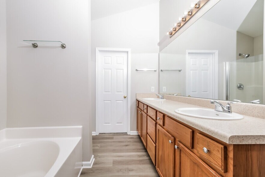 Building Photo - 136 Roan Dr
