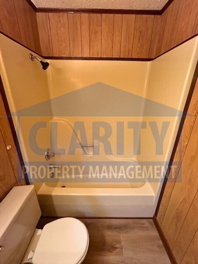 Building Photo - Spacious three bedroom home