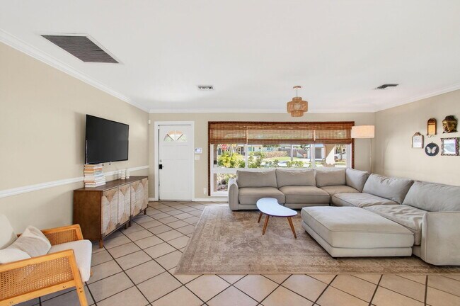 Building Photo - 301 SE 8th Ave