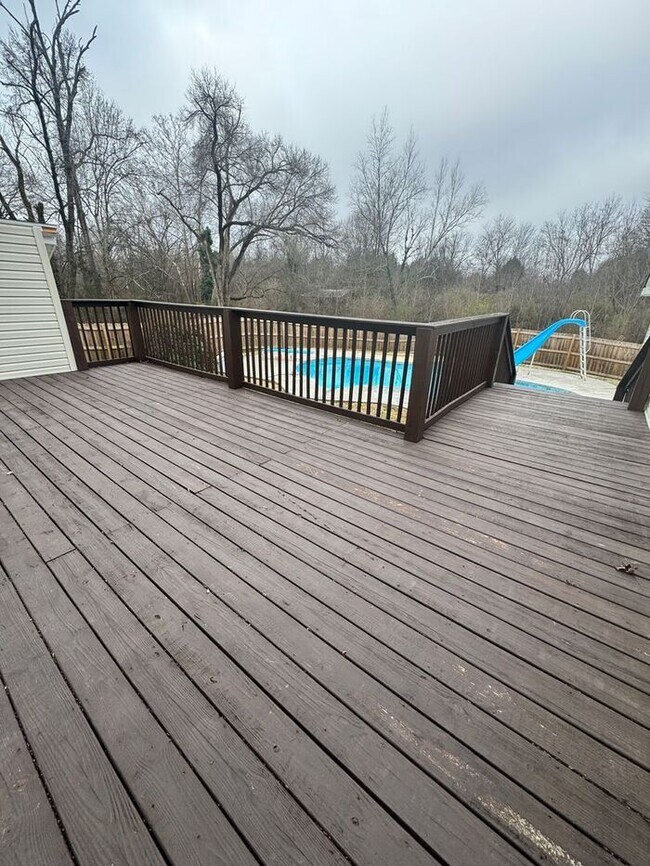 Building Photo - 4 bedroom 2.5 bath with large yard and in ground pool