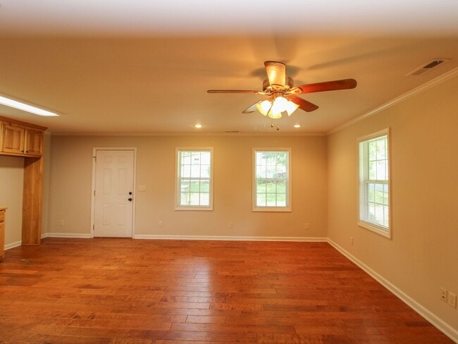 Building Photo - Convenient 2 bed 1 bath home in Athens City located near Athens State University and downtown Ath...