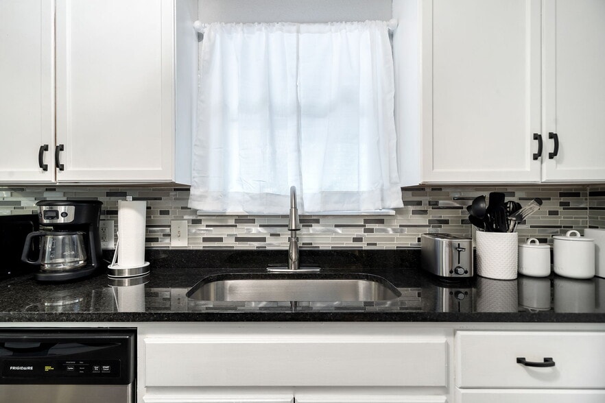 Building Photo - 6418 Onyx Dr N