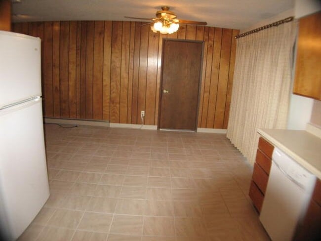 Building Photo - Move in SPECAIL,  1/2 off First Full Months Rent. ALL PROSPECTIVE TENANTS MUST SUBMIT A $58 NON-R...