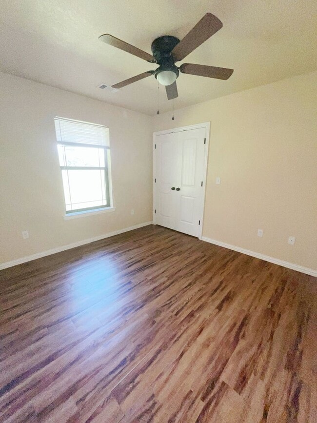 Building Photo - Beautiful 3/2duplex near Silo Schools