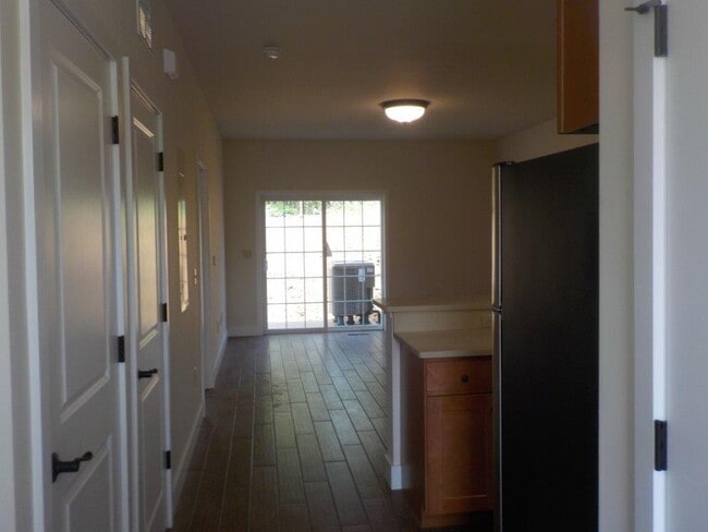 Building Photo - 3 Bedroom, 3 1/2 Bathroom Townhouse on Easterly Parkway
