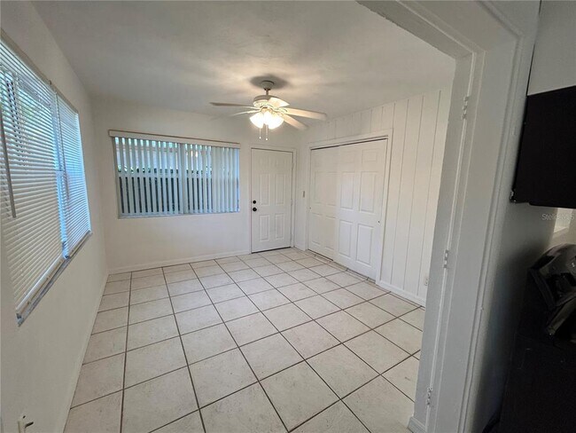 Building Photo - 460 Card Ave