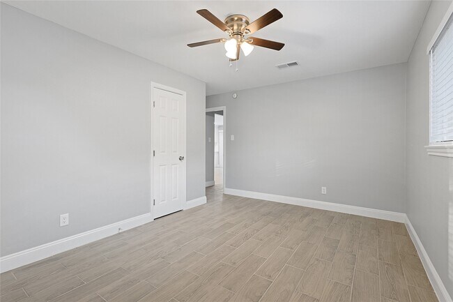 Building Photo - 7103 Lugary Dr