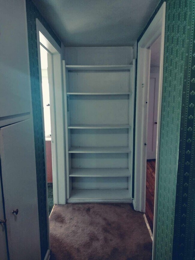 Building Photo - Charming 5 Bed, 2 bath home in the heart o...